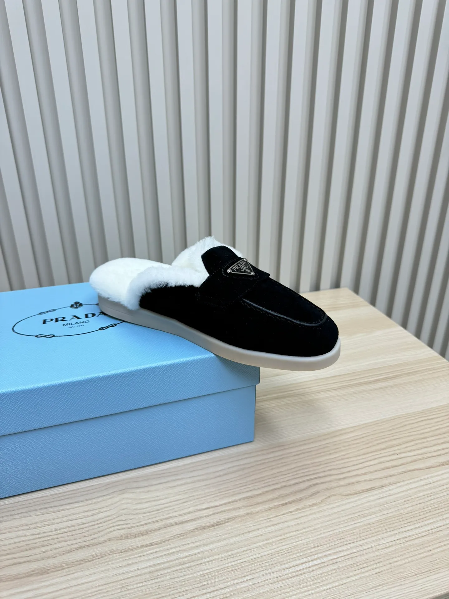 p560 🎉Prada toe-cap wool slippers, officially updated simultaneously, couple models are coming! 💑 Classic triangle buckle design, extremely fashionable. The all-wool lining and feet have excellent thermal insulation properties, allowing you to feel warm even in cold winter days. The comfortable TPU soles are extremely comfortable to wear, as if you are walking on the clouds. 😌 It is an excellent choice whether at home or out. Wear it with your significant other to show off your love and become the focus of street fashion. 💖This winter, let Prada toe-toe wool slippers accompany you, combining warmth and fashion. Come and get it now! 🛍️ Fabric: Imported frosted cowhide Lining: One-piece sheepskin imported from Australia Outsole: Original Tpu absorbent film outsole Female size: 35～41 (41 customized) Male size: 39～45 (45 customized)